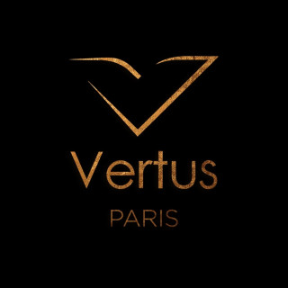 Vertus Paris Niche Perfume Sole Patchouli EDP 100 ml — изображение товара; широкая композиция; на тёмном фоне
