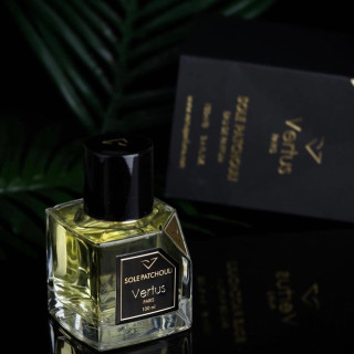 Vertus Paris Niche Perfume Sole Patchouli EDP 100 ml — товар и упаковка; очень крупный план; на тёмном фоне; самый широкий кадр