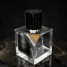 Vertus Paris Niche Perfume OUD NOIR EDP 100 ml — productweergave; close-up; op een donkere achtergrond; meest nabije kadrering