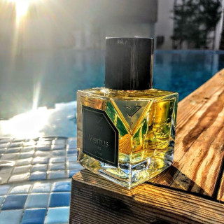 1001 EDP 100 ml — товар в стилизованной композиции; очень крупный план; на деревянной поверхности; средний план