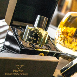 Vertus Paris Niche Perfume 1001 EDP 100 ml — товар и упаковка; очень крупный план; на цветном фоне