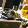 Vertus Paris Niche Perfume 1001 EDP 100 ml — товар и упаковка; очень крупный план; на цветном фоне