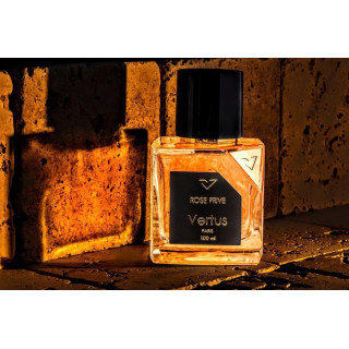 ROSE PRIVE EDP 100 ml — productweergave; zeer nabije close-up; op een witte achtergrond; gemiddelde kadrering