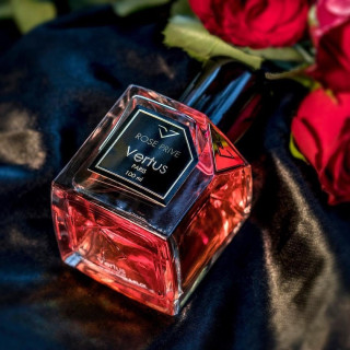 Vertus Paris Niche Perfume ROSE PRIVE EDP 100 ml — productweergave; zeer nabije close-up; met bloemen