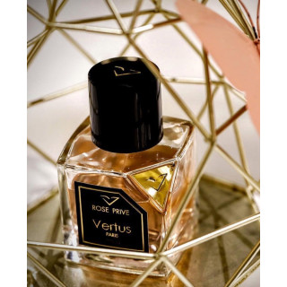 ROSE PRIVE EDP 100 ml — productweergave; zeer nabije close-up; op een witte achtergrond; meest nabije kadrering
