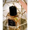 ROSE PRIVE EDP 100 ml — productweergave; zeer nabije close-up; op een witte achtergrond; meest nabije kadrering
