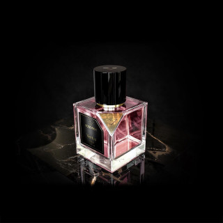 Vertus Paris Niche Perfume ROSE PRIVE EDP 100 ml — productweergave; ruime compositie; op een donkere achtergrond