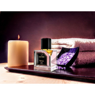 ROSE PRIVE EDP 100 ml — product in een gestileerde setting; zeer nabije close-up; op een houten oppervlak; ruimste kadrering