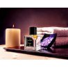 ROSE PRIVE EDP 100 ml — product in een gestileerde setting; zeer nabije close-up; op een houten oppervlak; ruimste kadrering