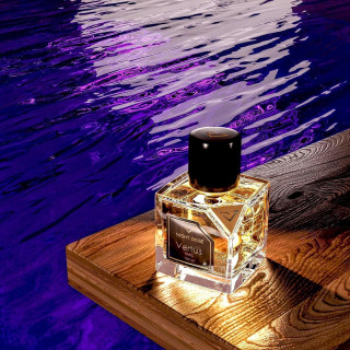 Vertus Paris Niche Perfume NIGHT DOSE EDP 100 ml — product in een gestileerde setting; close-up; op een houten oppervlak