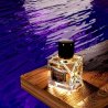 Vertus Paris Niche Perfume NIGHT DOSE EDP 100 ml — product in een gestileerde setting; close-up; op een houten oppervlak