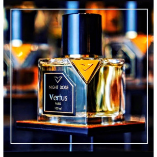 NIGHT DOSE EDP 100 ml — productweergave; zeer nabije close-up; op een lichte achtergrond; ruimste kadrering