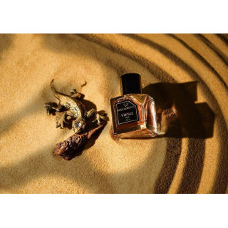 Rose Morocco EDP 100 ml — productweergave; zeer nabije close-up; op een witte achtergrond; meest nabije kadrering