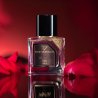 Rose Morocco EDP 100 ml — productweergave; close-up; op een donkere achtergrond; meest nabije kadrering