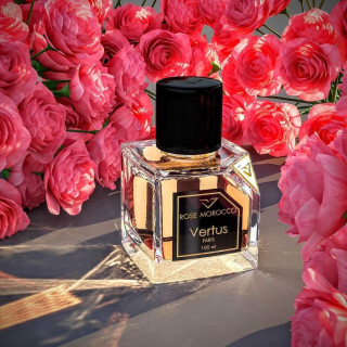 Vertus Paris Niche Perfume Rose Morocco EDP 100 ml — product in een gestileerde setting; zeer nabije close-up; met bloemen