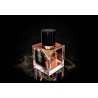 Rose Morocco EDP 100 ml — productweergave; zeer nabije close-up; op een witte achtergrond; ruimste kadrering