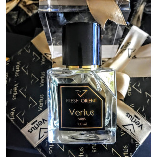 Vertus Paris Niche Perfume Fresh Orient EDP 100 ml — product en verpakking; zeer nabije close-up; op een witte achtergrond