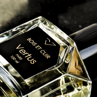 Vertus Paris Niche Perfume Bois Et Cuir EDP 100 ml — изображение товара; очень крупный план; на тёмном фоне; самый близкий кадр
