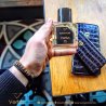 Bois Et Cuir EDP 100 ml — товар в стилизованной композиции; очень крупный план; на деревянной поверхности