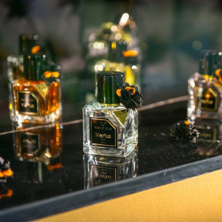 Vertus Paris Niche Perfume Bois Et Cuir EDP 100 ml — изображение товара; очень крупный план; на тёмном фоне; самый широкий кадр