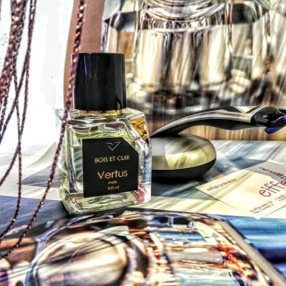 Vertus Paris Niche Perfume Bois Et Cuir EDP 100 ml — изображение товара; очень крупный план; на светлом фоне; самый широкий кадр