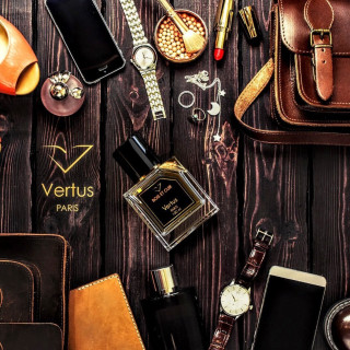 Vertus Paris Niche Perfume Bois Et Cuir EDP 100 ml — товар в стилизованной композиции; очень крупный план; на тёмном фоне