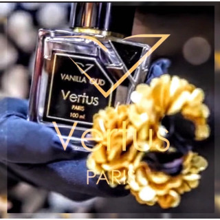 Vanilla Oud EDP 100 ml — vista del prodotto; dettaglio molto ravvicinato; su sfondo chiaro; inquadratura più larga