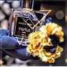 Vanilla Oud EDP 100 ml — vista del prodotto; dettaglio molto ravvicinato; su sfondo chiaro; inquadratura più larga