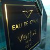 EAU DE CYAN EDP 100 ml — productweergave; zeer nabije close-up; op een gekleurde achtergrond; meest nabije kadrering
