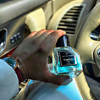 EAU DE CYAN EDP 100 ml — productweergave; zeer nabije close-up; op een gekleurde achtergrond; ruimste kadrering