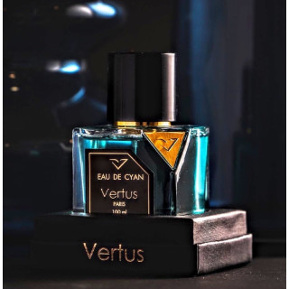 EAU DE CYAN EDP 100 ml — productweergave; zeer nabije close-up; op een lichte achtergrond; ruimste kadrering
