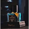 EAU DE CYAN EDP 100 ml — productweergave; zeer nabije close-up; op een lichte achtergrond; ruimste kadrering