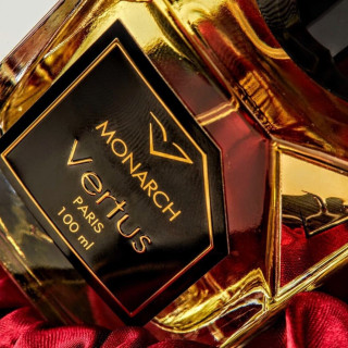 Vertus Paris Niche Perfume Monarch EDP 100 ml — изображение товара; очень крупный план; на цветном фоне