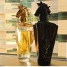 Lattafa Perfume MAAHIR EDP 100 ml — toote vaade; väga lähivõte; värvilisel taustal