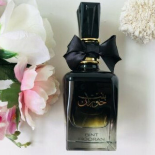 Lattafa Perfume Bint Hooran EDP 100 ml — изображение товара; очень крупный план; на светлом фоне