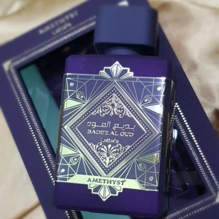 Lattafa Perfume Bade'e Al Oud Amethyst EDP 100 ml — produkto pakuotė; stambus planas; šviesiame fone