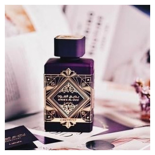 Lattafa Perfume Bade'e Al Oud Amethyst EDP 100 ml — produktas ir pakuotė; visa kompozicija; baltame fone