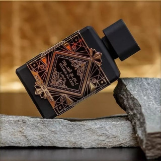 Lattafa Perfume Bade'e Al Oud Oud for Glory EDP 100 ml — toote vaade; väga lähivõte; tumedal taustal; kõige laiem kadreering