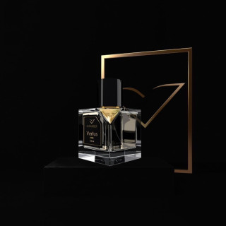 Vertus Paris Niche Perfume AURAMBER EDP 100 ml — изображение товара; широкая композиция; на тёмном фоне; самый близкий кадр