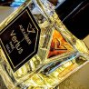 Vertus Paris Niche Perfume AURAMBER EDP 100 ml — изображение товара; очень крупный план; на тёмном фоне; самый близкий кадр