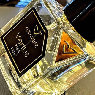 Vertus Paris Niche Perfume AURAMBER EDP 100 ml — изображение товара; очень крупный план; на тёмном фоне; самый широкий кадр