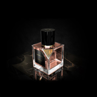 Vertus Paris Niche Perfume ORIENTAL ROSE EDP 100 ml — productweergave; ruime compositie; op een donkere achtergrond