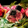 ORIENTAL ROSE EDP 100 ml — product in een gestileerde setting; zeer nabije close-up; tussen groen; meest nabije kadrering