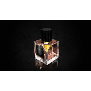 Vertus Paris Niche Perfume ORIENTAL ROSE EDP 100 ml — productweergave; zeer nabije close-up; op een witte achtergrond