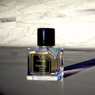 PARADOX EDP 100 ml — product in een gestileerde setting; zeer nabije close-up; op een lichte achtergrond