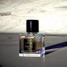 PARADOX EDP 100 ml — product in een gestileerde setting; zeer nabije close-up; op een lichte achtergrond