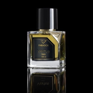 Vertus Paris Niche Perfume PARADOX EDP 100 ml — productweergave; close-up; op een donkere achtergrond; gemiddelde kadrering