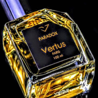 Vertus Paris Niche Perfume PARADOX EDP 100 ml — productweergave; zeer nabije close-up; op een donkere achtergrond