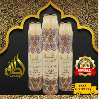 Lattafa Perfume Raghba 300 ml — productweergave; zeer nabije close-up; op een gekleurde achtergrond