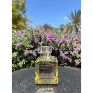 Fragrance World Barakkat Aqua Aevum EDP 100 ml — product in een gestileerde setting; zeer nabije close-up; buiten
